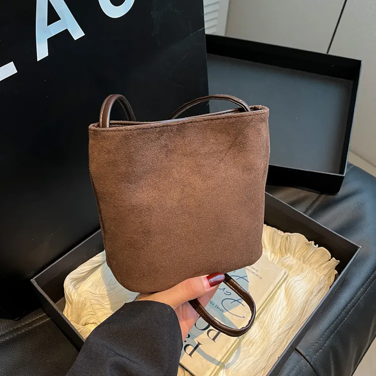 水桶包单肩磨砂斜挎包小众百搭复古绒面斜挎包女款爆款2025新款