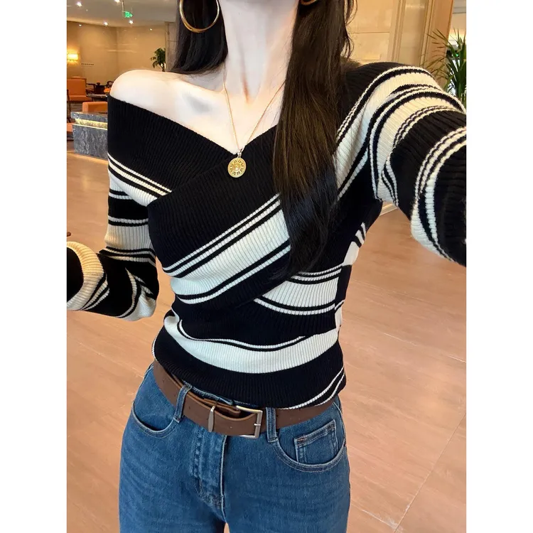 韩系穿搭2025秋季法式交叉V领修身条纹针织衫一字肩毛衣修身上衣