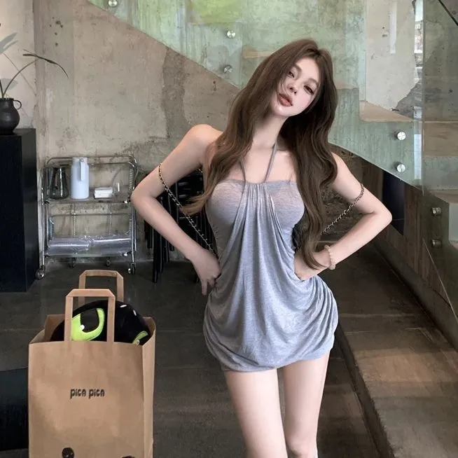 夏季新品辣妹度假风挂脖抹胸收腰包臀灯笼裙层次垂感修身连衣裙女