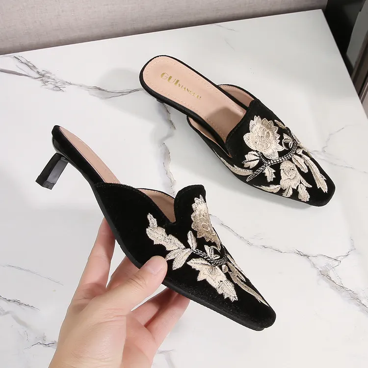 2025新中式刺绣包头拖女鞋绣花复古半拖时尚方头细跟高跟凉拖女鞋