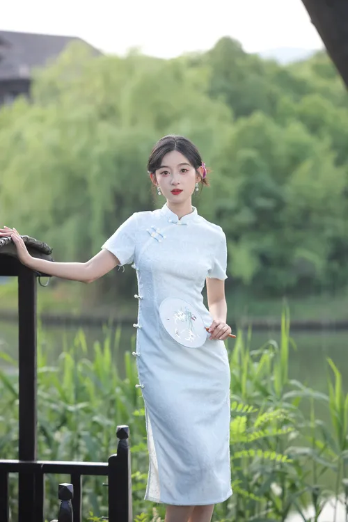 旗袍送考2025年新款素雅文艺改良年轻款新中式复古淡雅国风连衣裙