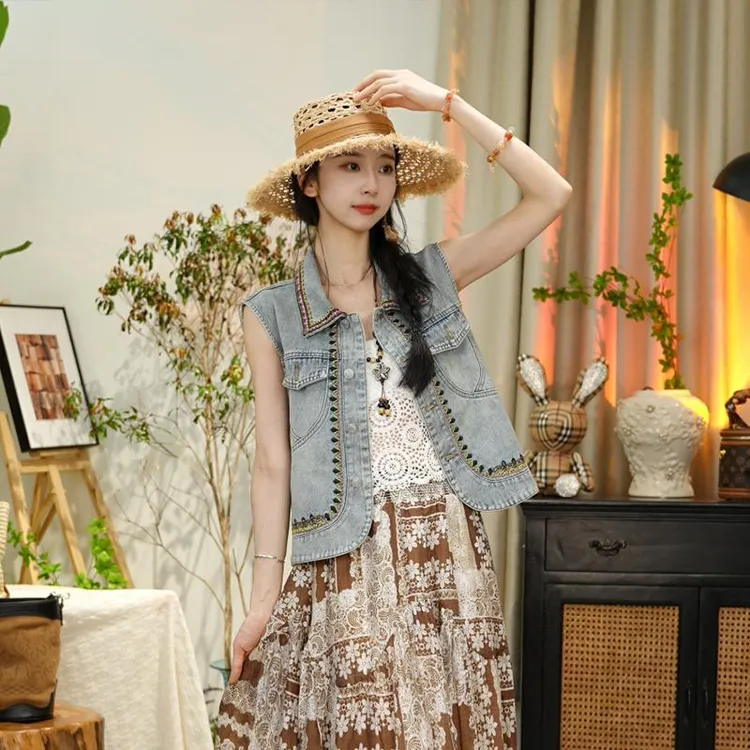 花纹刺绣撞色拼接牛仔马甲女2025年夏季翻领时尚百搭水洗外套上衣