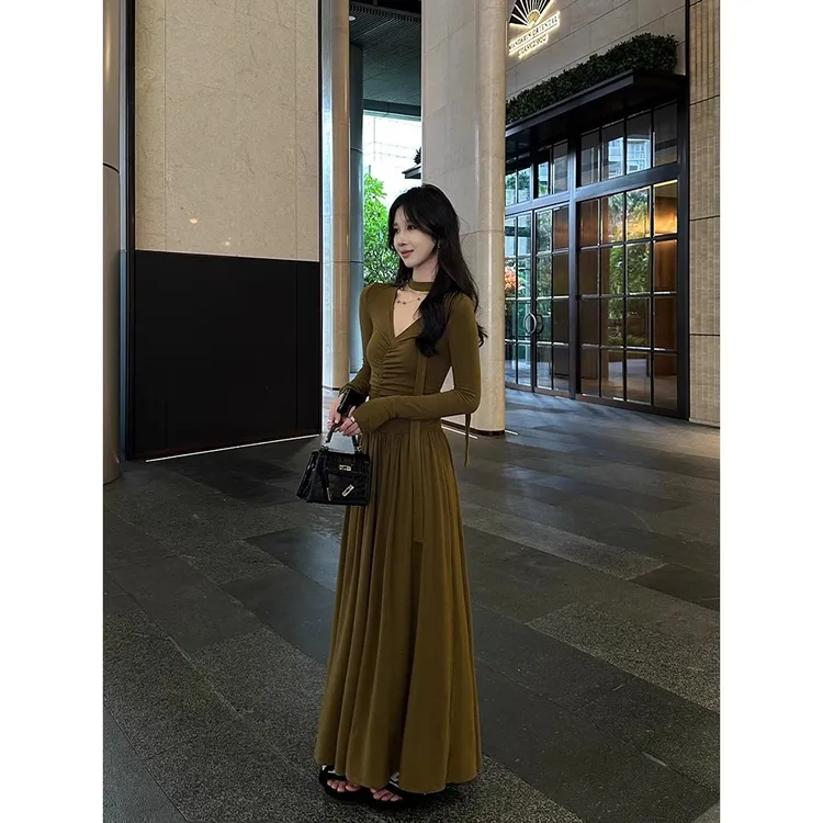 法式收腰设计感褶皱飘带内搭连衣裙女秋冬V领修身a字气质大摆长裙