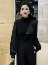上衣女2025年秋季新款气质显瘦设计感半高领长袖T恤+皮裙套装