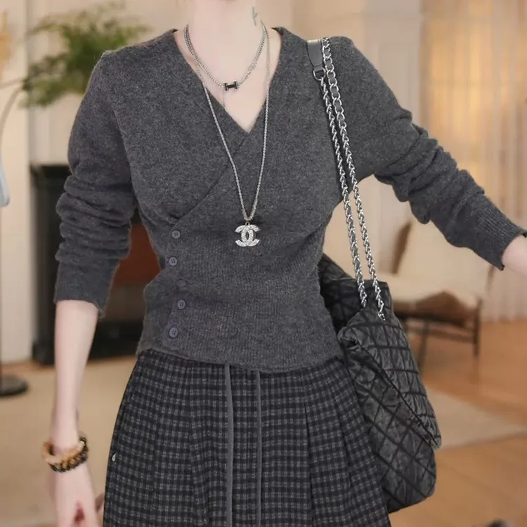 2025秋冬设计感V领交叉修身显瘦长袖针织衫百搭打底上衣LK2507332