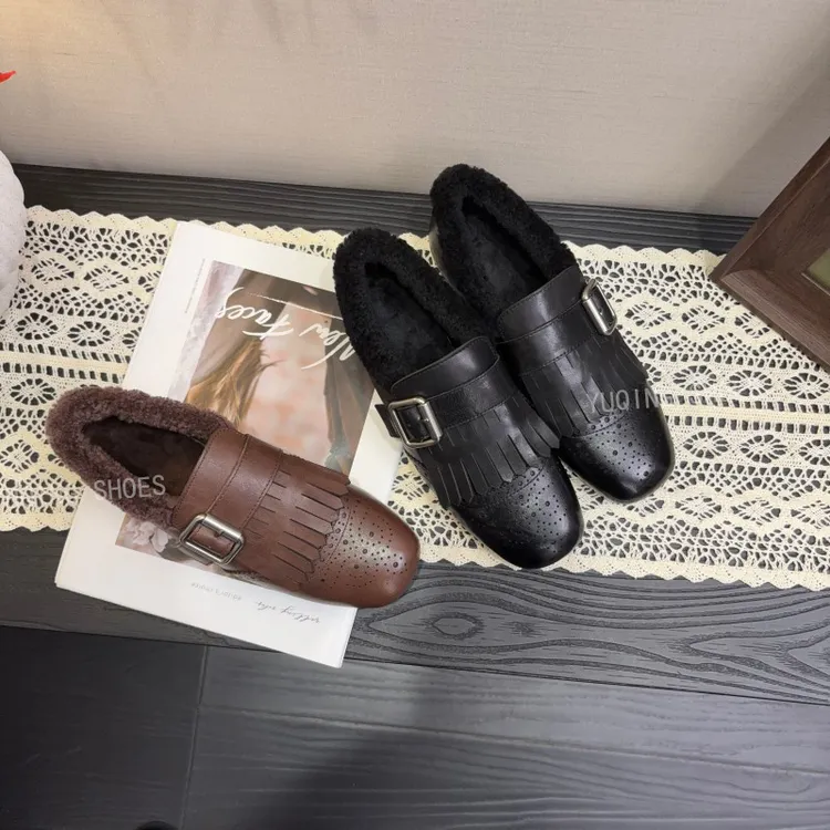 布洛克单鞋女加绒2025秋冬季新款百搭软底德比时尚流苏平底小皮鞋