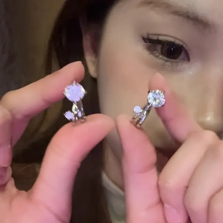 J铜合金合成锆石耳饰 小灯泡闪锆耳骨夹无耳洞耳夹绝美耳饰女耳环
