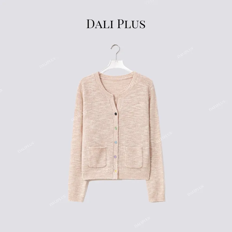 DALI PLUS”彩虹豆扣“苏力羊驼毛软糯剪刀V领毛衫-D5CK2148