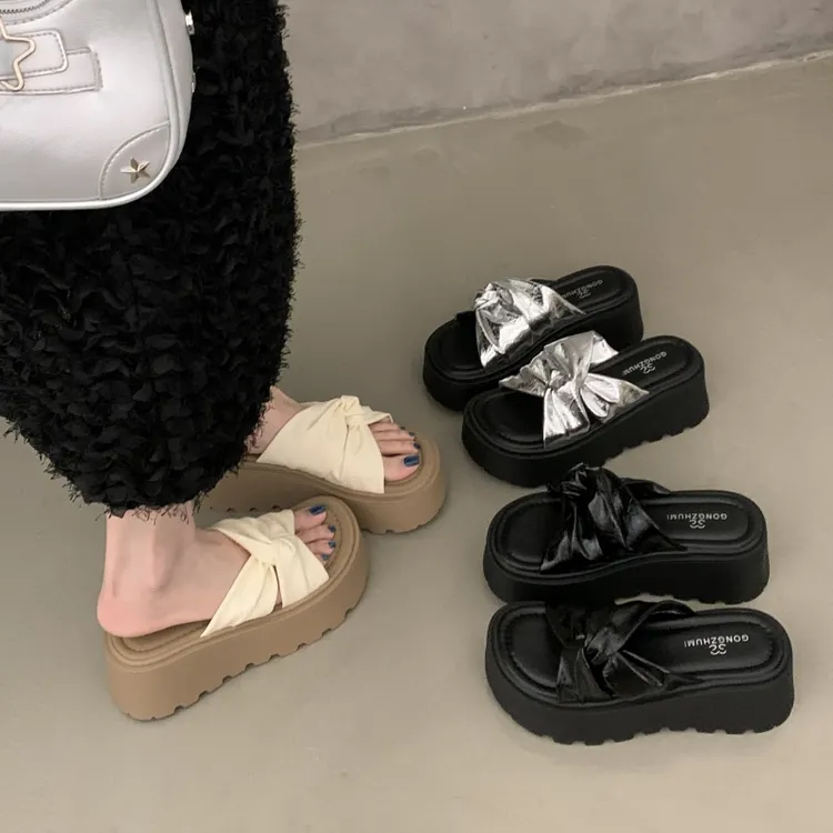 绝美度假风褶皱一字拖鞋女士夏外穿2025新款高级感厚底增高凉拖鞋