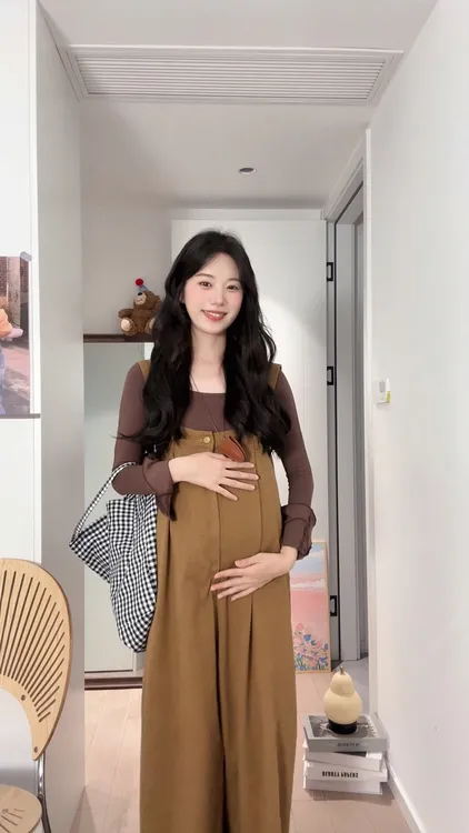 孕妇装新款2025减龄气质休闲孕背带裤搭配蕾丝打底衫孕妇套装