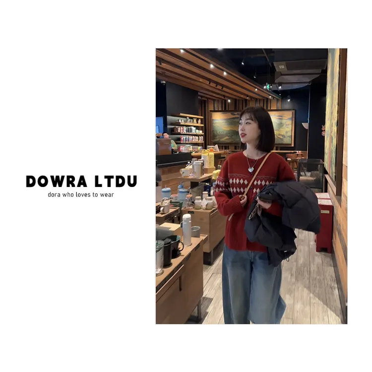 朵拉【圣诞菱歌】2025年冬季新款圆领条纹菱形长袖毛衣外套1-687121