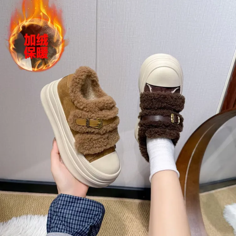 羊羔毛时尚休闲鞋女2025年冬季新款轻便学生厚底加绒板鞋棉鞋