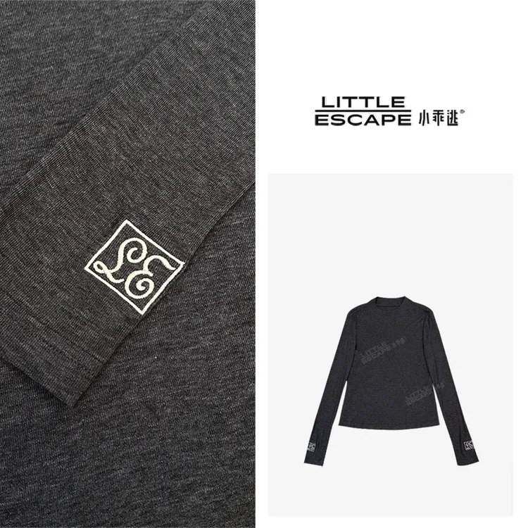 小乖逃X立领三色 灰黑藏蓝T恤长袖小天鹅袖口刺绣打底T恤 Q6579
