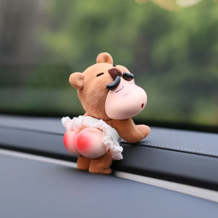 植绒屁屁熊小新可爱治愈车载摆件汽车中控台装饰玩偶公仔红屁股