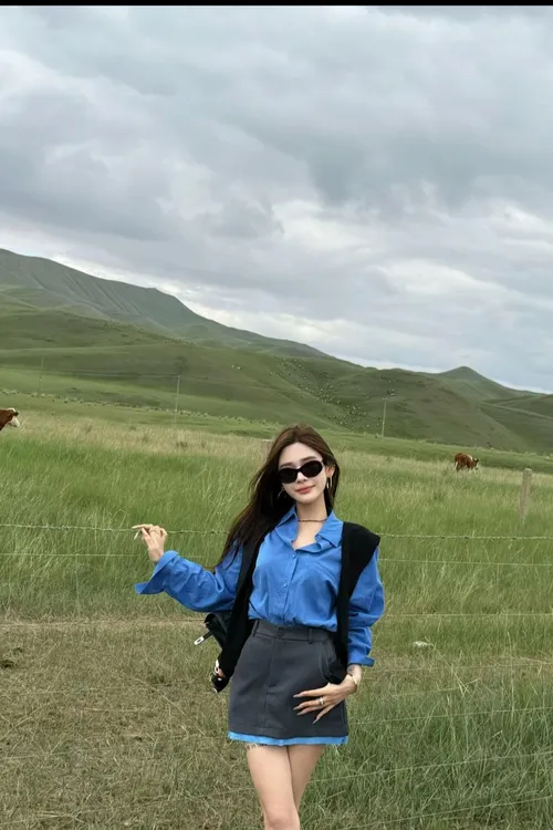 米娜家 草原娜日泡菜订制灰色蓝边西装半裙+chic格调衬衣+披肩套