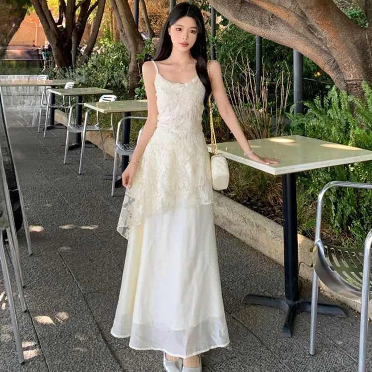 法式杏色温柔吊带连衣裙夏季新款小众蕾丝刺绣不规则气质度假长裙