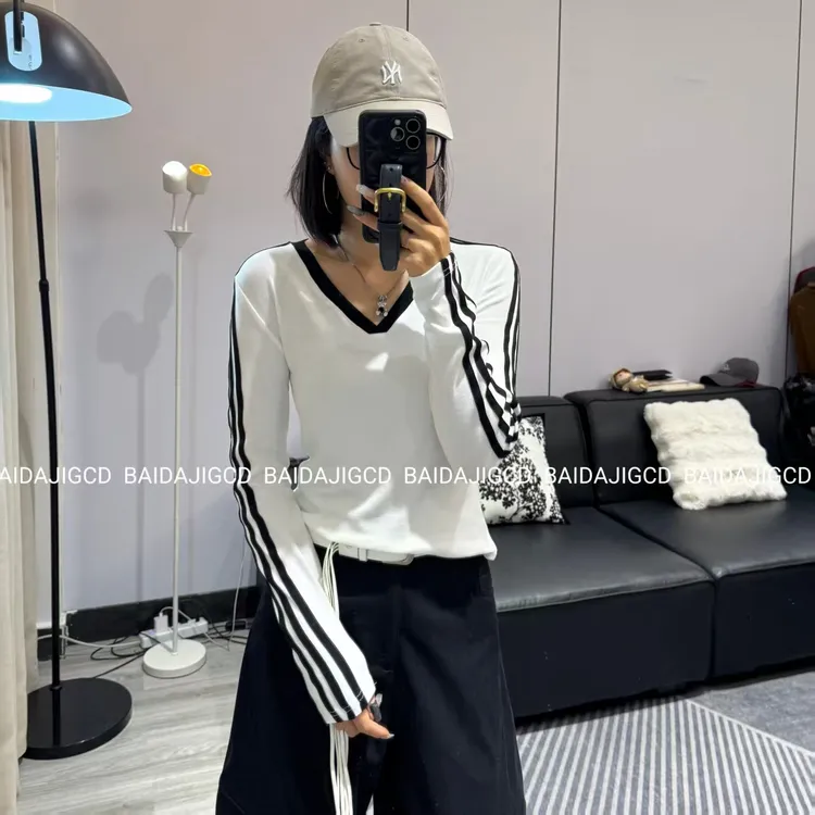 工厂店-（独具一格）早秋款高街风侧袖口线条设计V领时尚上衣（8575）