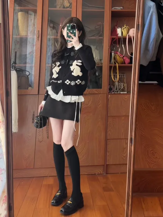 秋冬穿搭一整套韩系牛角扣兔子绣花针织开衫搭花边衬衫短裙三件套