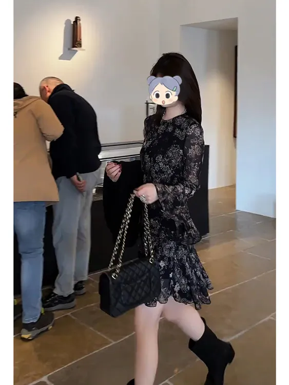 2025年秋季法式漂亮独特裙子气质收腰度假黑色碎花连衣裙女小个子