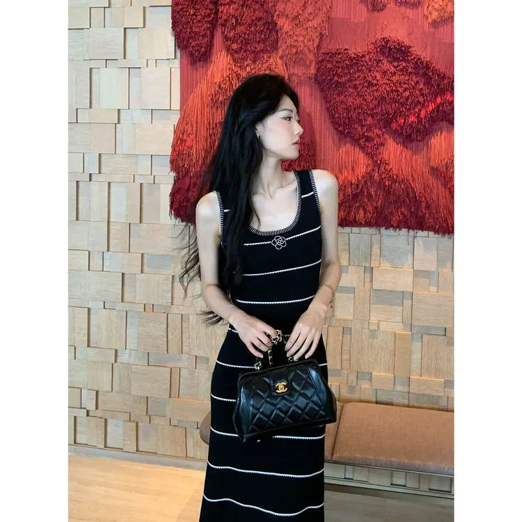 JIJINQI韩系山茶花刺绣黑白条纹撞色U领针织背心裙女JD07LMPT1509