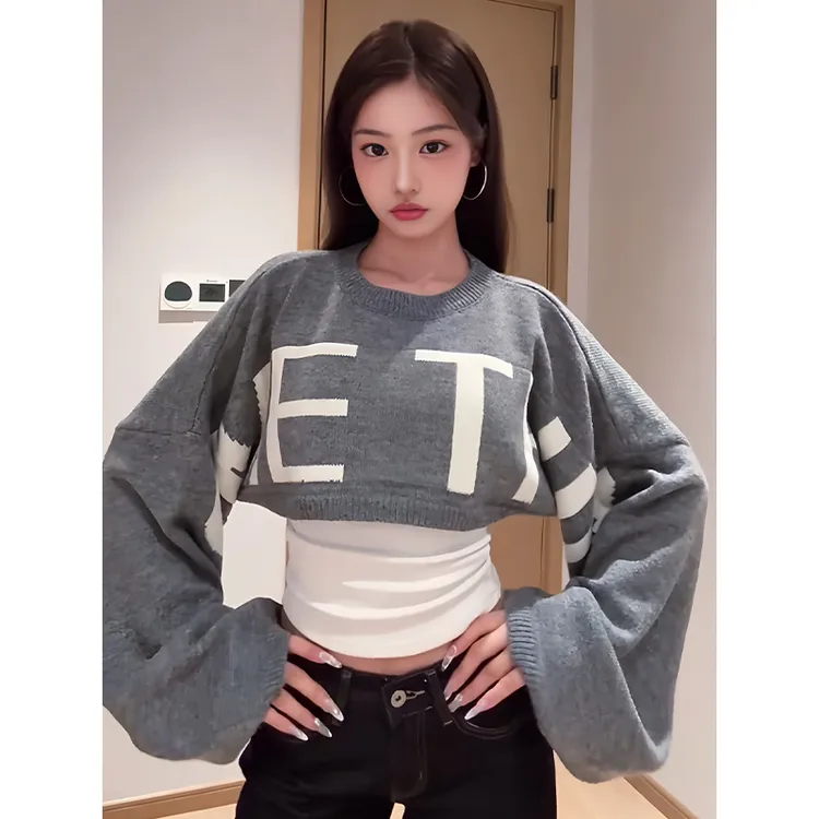 大码韩系字母短款毛衣女秋季设计感蝙蝠大袖子针织衫宽松披肩罩衫