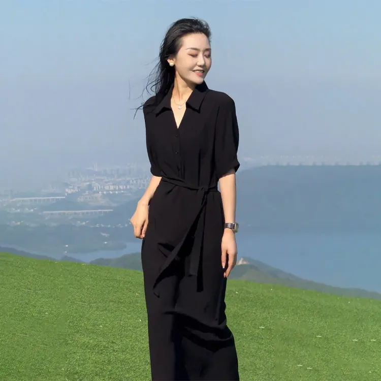 气质收腰显瘦赫本风洋装女2025夏季新款高级感轻奢V领小黑裙子