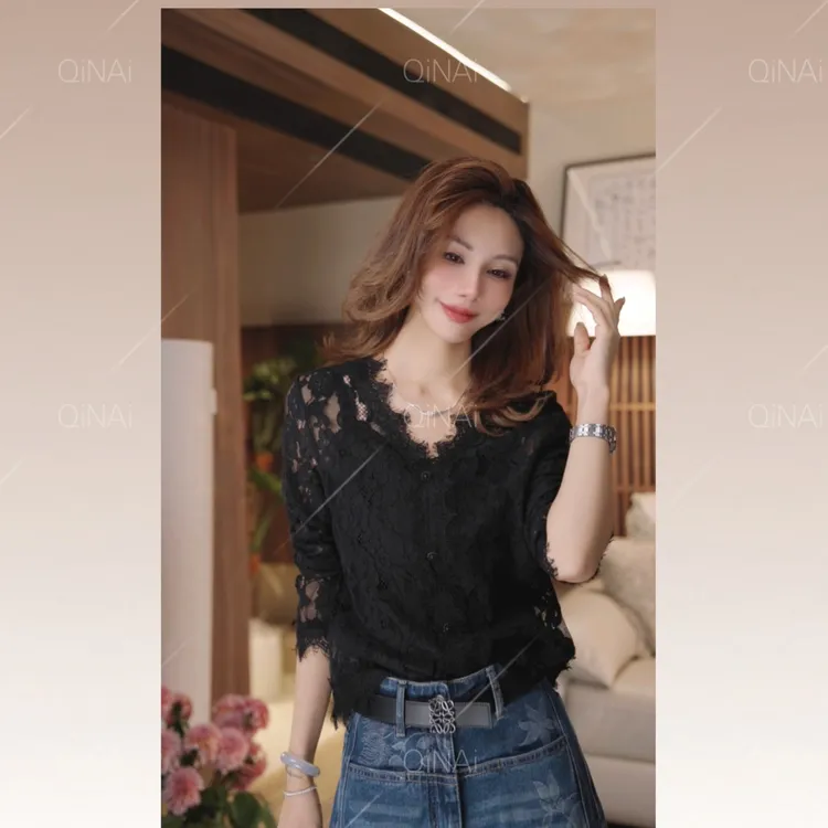 七奈「桥湾」法式镂空气质v领蕾丝上衣QN12565