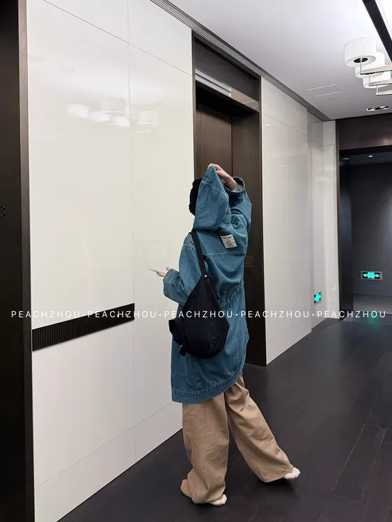 『PEACHZHOU』贴布水洗收腰系带复古摩登宽松中长款连帽牛仔外套