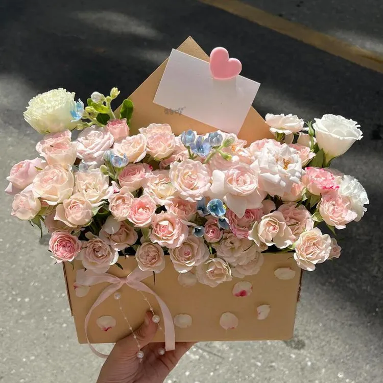 新款浪漫小众氛围感高级玫瑰信封花束成品彷真花生日礼物送闺蜜