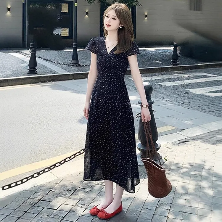 高级感气质黑色碎花连衣裙女2025夏季新款时尚v领收腰显瘦中长裙
