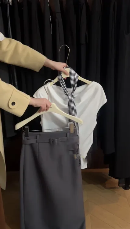 2025夏季新款修身显瘦穿搭设计感小众无袖上衣气质时尚简约半身裙