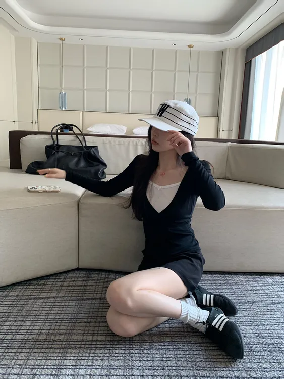 黑色V领假两件天丝t恤女早秋显瘦内搭打底上衣