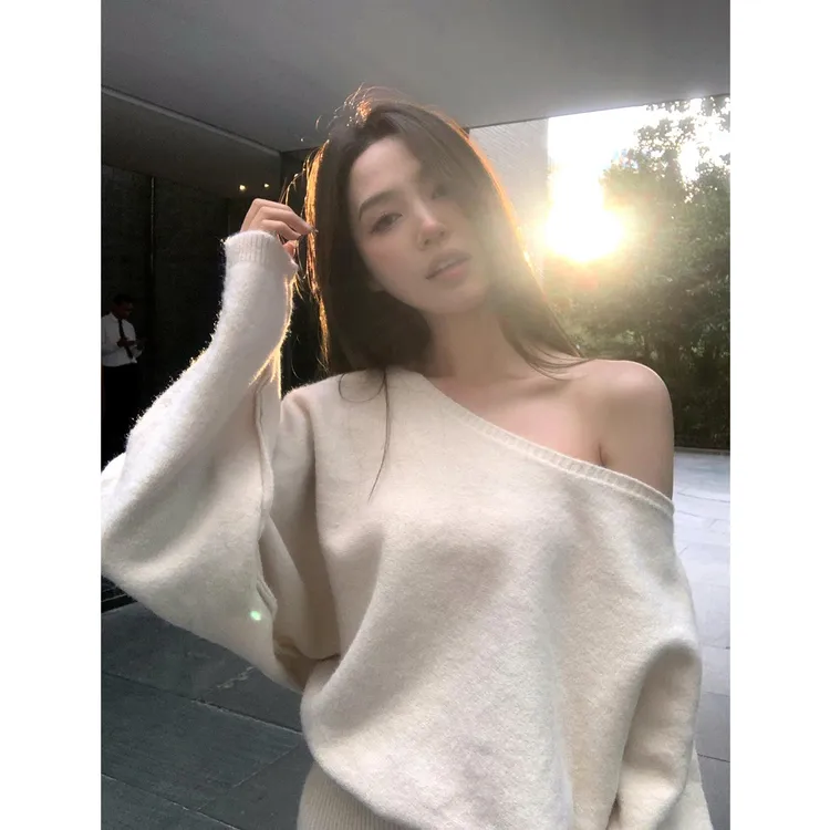 气质辣妹风设计感斜领露肩长袖针织连衣裙女2026春季新款显瘦短裙