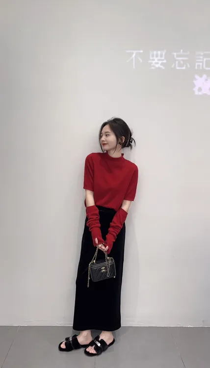 2025秋季新款红色圆领袖套毛衣针织衫女短袖显瘦设计感上衣半身裙