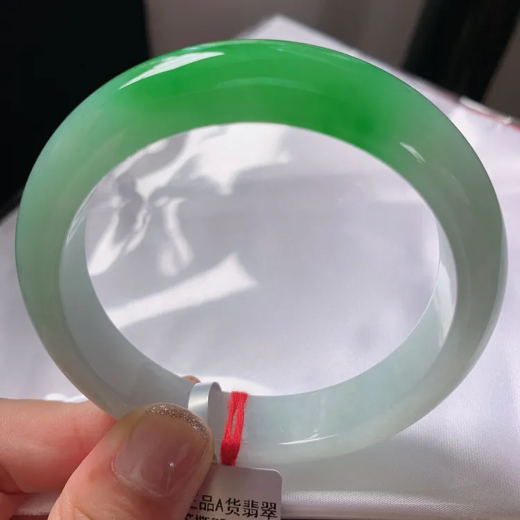 （传承毕业镯）缅甸纯天然A货翡翠高货冰润阳绿56-57圈精美手镯