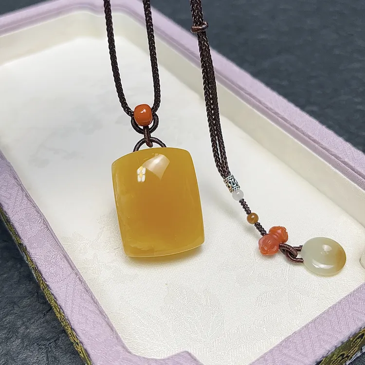 蜜蜡吊坠方牌无事牌手工绳款吊坠天然无优化蜜糖鸡油黄满蜜蜡精工
