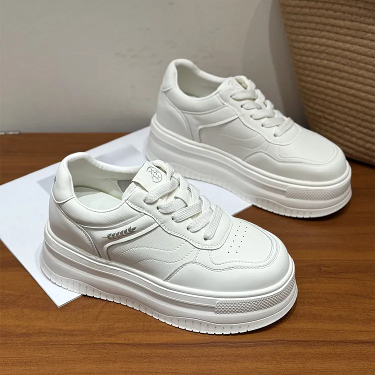 韩版轻便舒适洋气百搭小白鞋女2026新款春季厚底增高时髦休闲板鞋