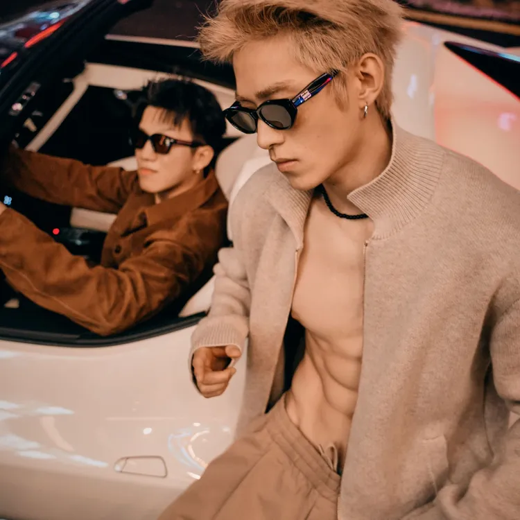 SEE ALSO『果子哥同款』超精纺绵羊毛老钱新贵翻领立领拉链毛衣外套