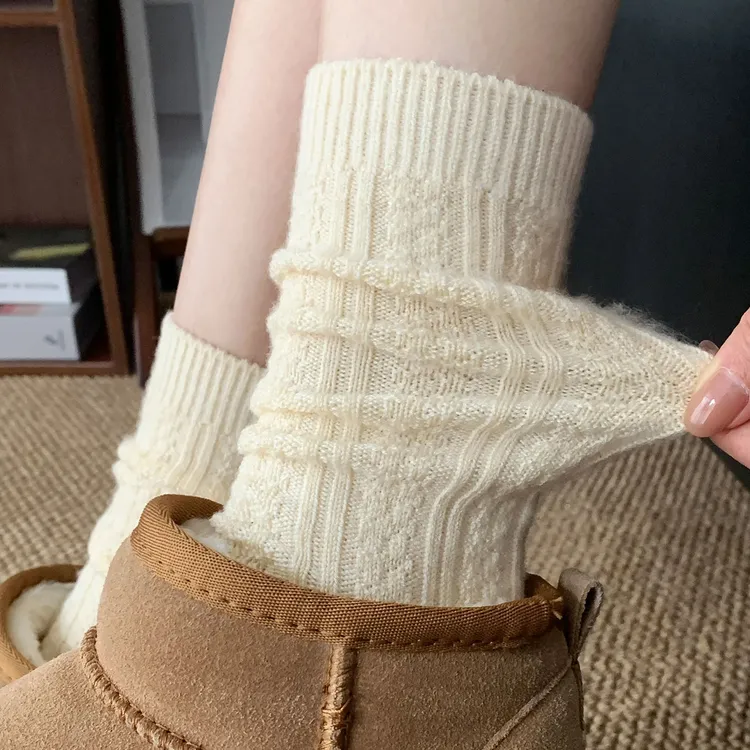 羊毛加绒加厚袜子女款爆款2025新款秋冬季保暖防臭中筒袜配雪地靴