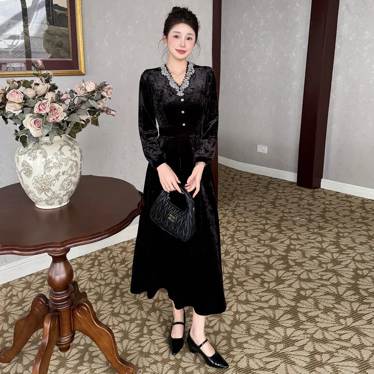 大码轻奢气质名媛重工钉珠丝绒连衣裙2025秋冬新款温柔风复古裙子