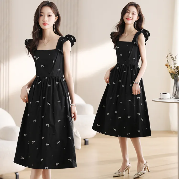 法式方领小飞袖连衣裙女2024夏季新款赫本风刺绣无袖吊带小黑裙