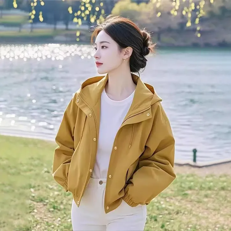 开春外套女款2025年新款春装爆款超火冲锋衣连帽短款黄色上衣服