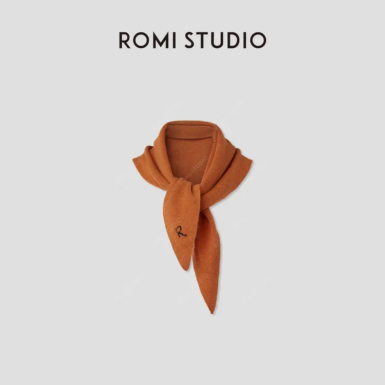 ROMI STUDIO“温柔已至”软糯绵羊毛纱线三角披肩围巾RWCAPZ5232