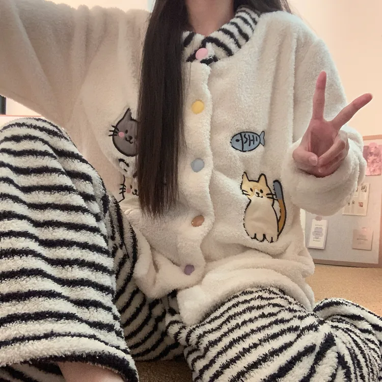 黑色条纹睡衣女新款冬季长毛绒开衫加厚保暖珊瑚绒舒适家居服套装