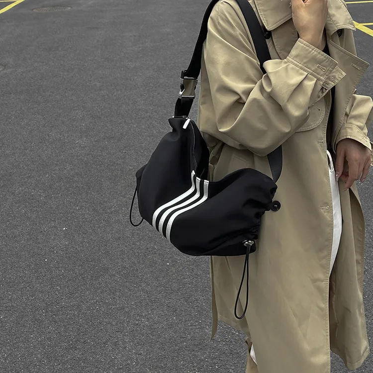 休闲百搭包包女2025超火时尚条纹牛津布单肩包网红抽绳斜挎托特包