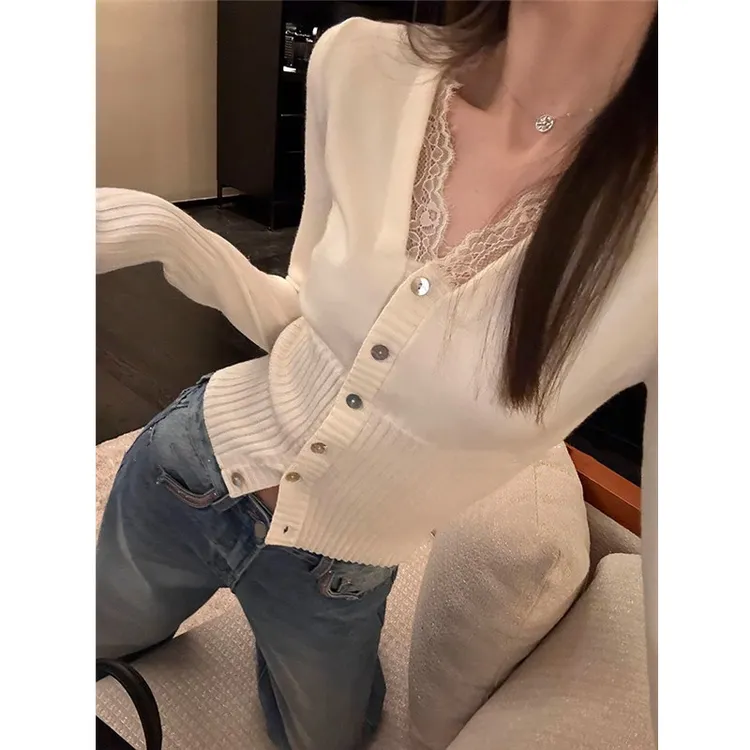 法式v领蕾丝拼接针织衫女秋冬季设计感修身显瘦纯欲短款内搭上衣