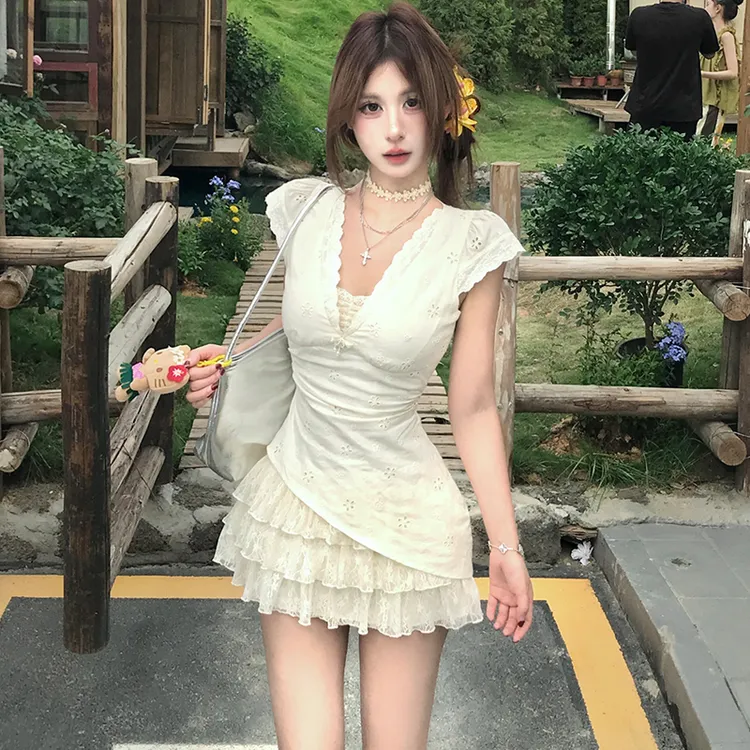 纯欲风甜美短裙夏季收腰显瘦设计感蕾丝拼接假两件飞飞袖连衣裙女