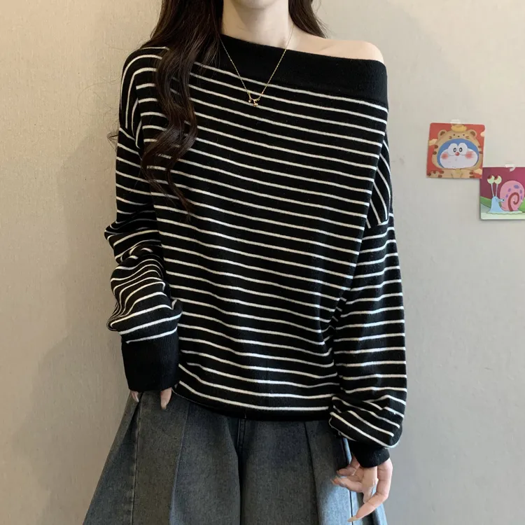 大码遮肚子一字领露肩长袖针织衫女春秋胖妹妹宽松显瘦条纹打底衫