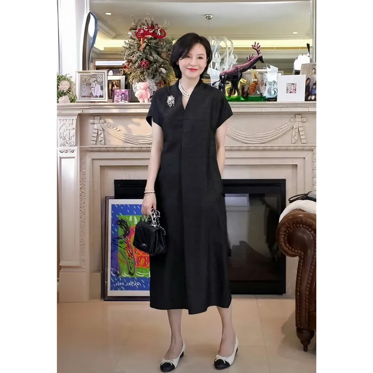 我是摩羯 松露小黑裙100桑蚕丝23MM龟裂纹舒适香云纱夏V领连衣裙