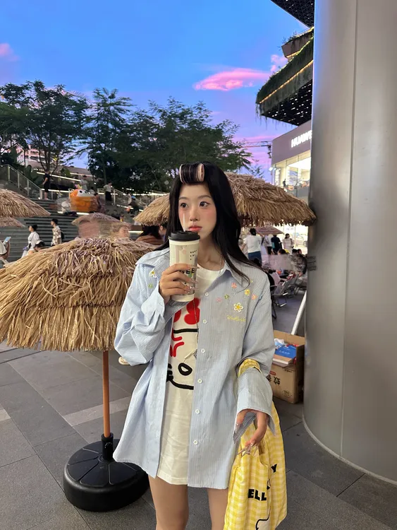春秋新款宽松休闲显瘦别致上衣小仙女的百搭条纹刺绣花朵衬衫外套